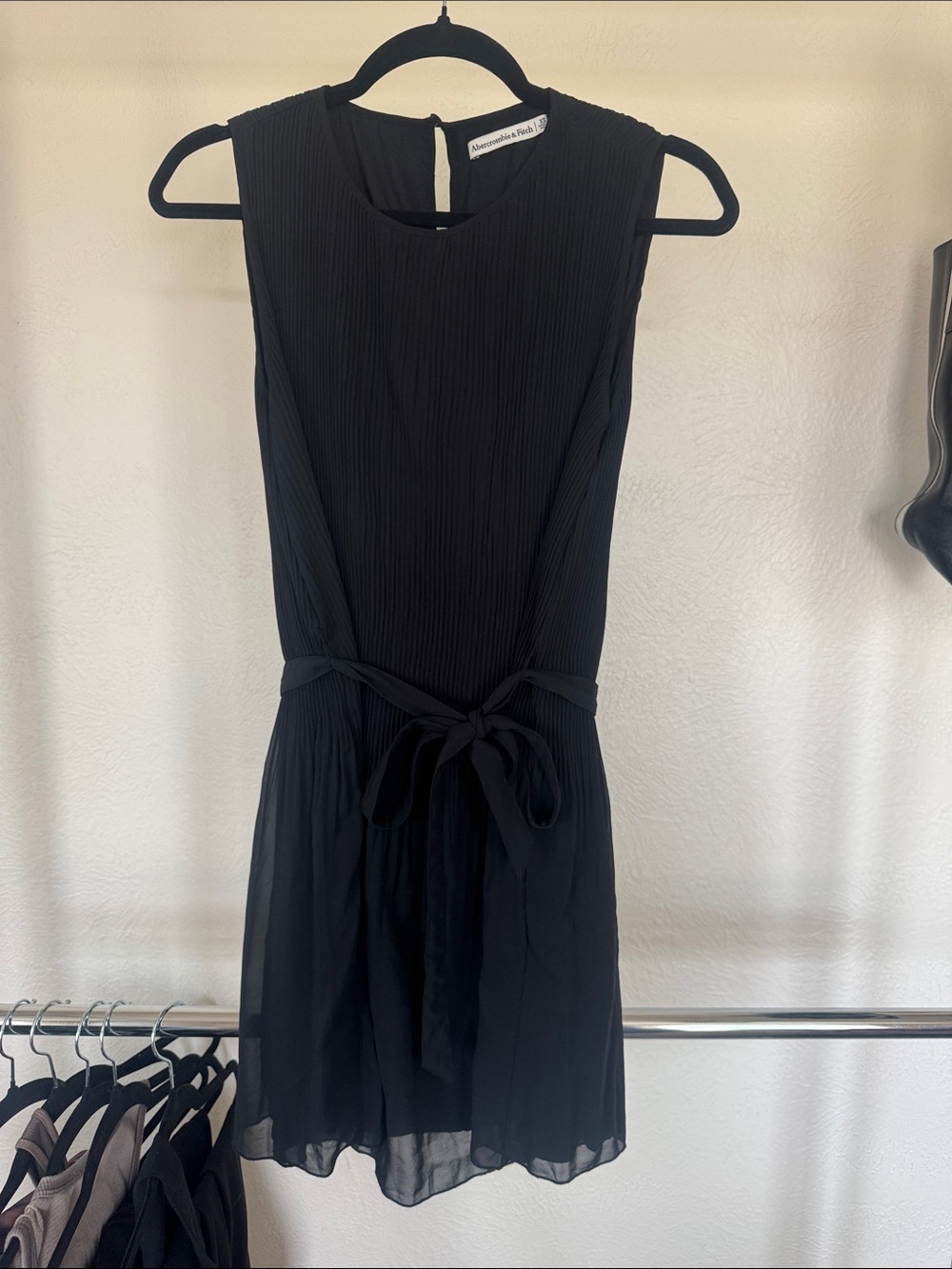 ASTR Black Sleeveless Pleated Tie-Waist Mini Dress